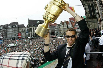 Valérien Ismaël mit dem DFB-Pokal. 