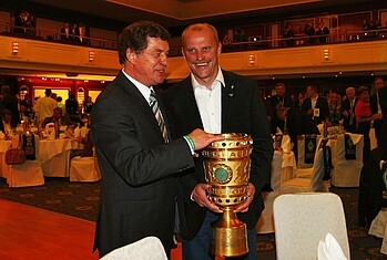 Otto Rehhagel mit Thomas Schaaf und dem DFB-Pokal- 