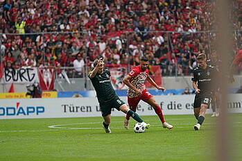 Mitchell Weiser im Zweikampf um dem Ball.