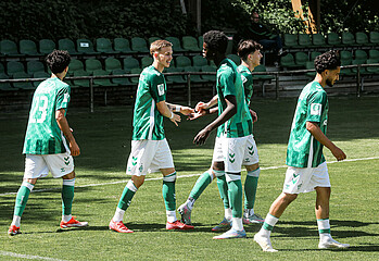 Die U17 beim Torjubel.