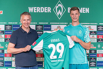 Frank Baumann und Patrick Erras halten ein Erras-Trikot hoch.