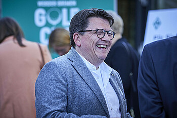 Dr. Hess-Grunewald lacht beim Golf-Turnier des SV Werder.