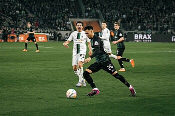 Lee Buchanan mit Ball am Fuß im Borussia Park.  