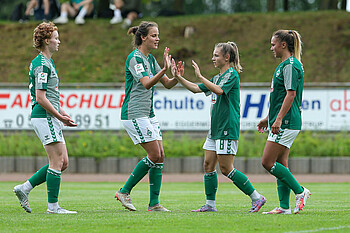 Hanna Németh und Michelle Weiß klatschen ab, Lena Dahms und Maja Sternd stehen rechts und links davon.