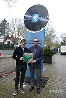 Clemens Fritz und Holger Neumann, Geschäftsführer der Pallas Group, der die Werder-Delegation durch die Produktion geführt hat, präsentieren die fertige Werder-LP.