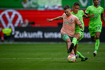 Mitchell Weiser im Duell mit einem Wolfsburger