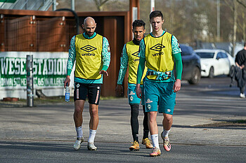 Ömer Toprak, Theodor Gebre Selassie und Marco Friedl auf dem Weg zum Werder-Training.