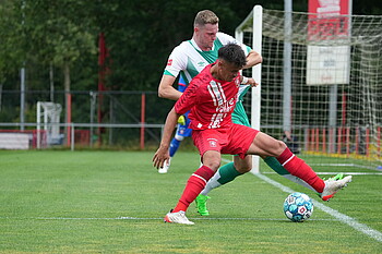 Marvin Ducksch im Zweikampf gegen Twente Enschede.