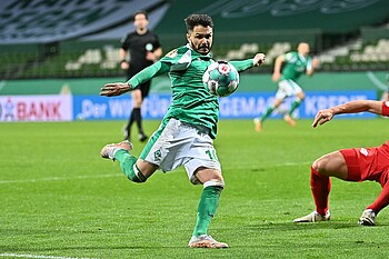 Leonardo Bittencourt mit Ball am Fuß. 