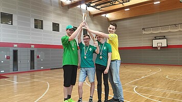 Das siegreiche Werder U16-Team mit seinem 							Pokal. (Bild Sedat Biricik)