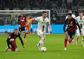 Demirovic mit Ball am Fuß gegen mehrere Frankfurter. 