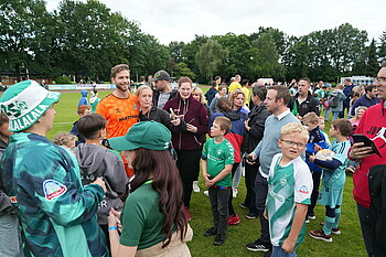 Felix Wiedwald inmitten der Fans in Achim.