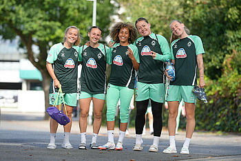 Gruppenbild der Werderfrauen mit Ricci Walkling. Chiara D'angelo, Amira Arfaoui, Mariella El Sheriff und Emöke Papai vor dem Training. 