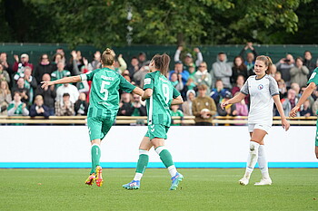 Michelle Ulbrich jubelt nach dem Treffer zum 1:0. 