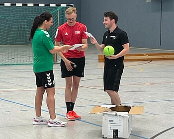 Eine Spielerin holt die Urkunde ab