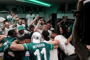 Die Werder-Spieler liegen sich in der Kabine in den Armen.