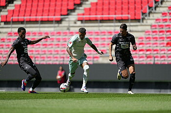 Justin Njinmah mit dem Ball am Fuß. 