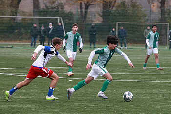 Ein Spieler der Werder-U16 im Dribbling