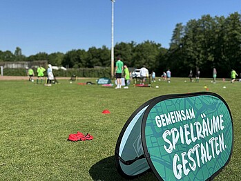 SPIELRAUM-Aufsteller am Rande des Trainings