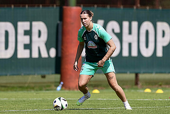 Larissa Mühlhaus beim Training am Ball.