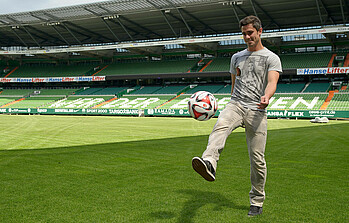Fin Bartels jongliert den Ball im Weserstadion.