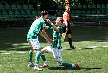 Zwei Spieler der U17-Junioren jubeln nach einem Tor. 