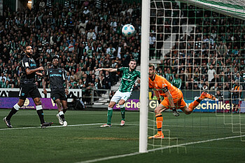 Marvin Ducksch heading the ball into the back of the net.