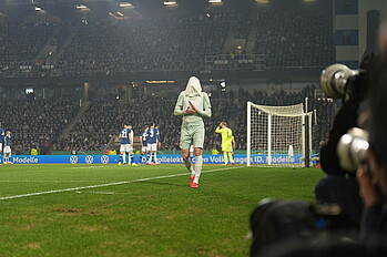 Marvin Ducksch hides his face under his shirt. 