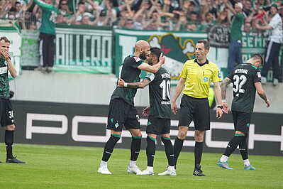 Ömer Toprak übergibt die Werder-Kapitänsbinde Leonardo Bittencourt und verlässt verletzt den Platz.
