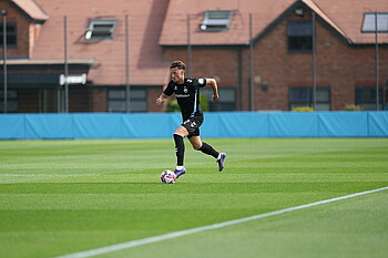 Olivier Deman mit Ball am Fuß auf dem Platz. 