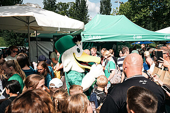 Toni die Möwe ist mittendrin zwischen vielen Werder Fans zu sehen