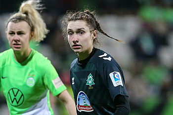 Sophie Weidauer beim Duell gegen den VfL Wolfsburg im Tannenbaumtrikot.