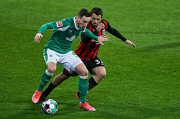 [Translate to Englisch:] Werders Kevin Möhwald im Zweikampf gegen einen Frankfurter Spieler.