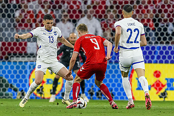 Milos Veljkovic bei der EM im Zweikampf mit Dänemarks Hojlund. 