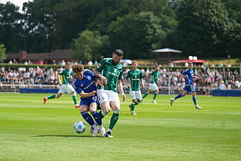 Oliver Burke im Kampf um den Ball.