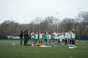 Das Frauenteam im Kreis. 