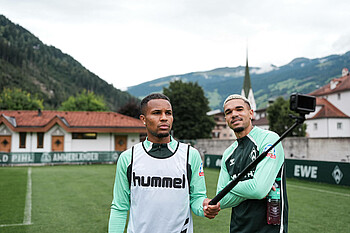 Agu und Njinmah filmen sich. 