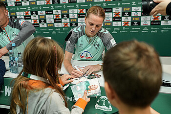 Lina Hausicke am Autogramme schreiben auf der Kids Pressekonferenz