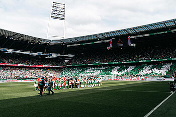 Die Mannschaften nach dem Einlaufen beim Heimspiel gegen den 1. FC Köln. 
