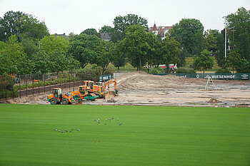 Platz 5 mit Baumaschinen.