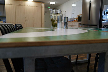 Ein Tisch in der Küche des Internats