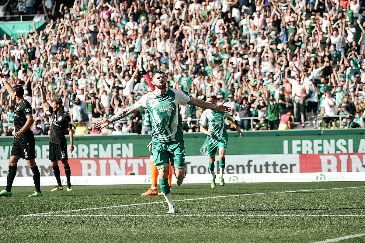 Oliver Burke bejubelt seinen Treffer gegen den VfB