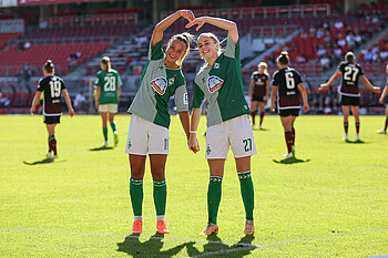 Maja Sternad und Nina Lührßen zeigen ein Herz