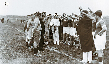 Bereits 1934 wurde beim Spiel der "Deutsche Gruß" gezeigt.