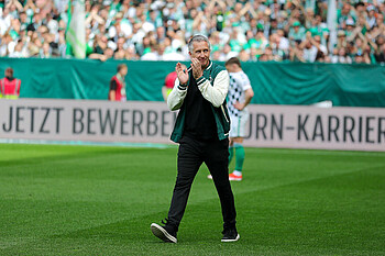 Frank Baumann applaudiert und geht auf den Rasen des Weserstadions vor dem Spiel gegen den VfL Bochum 2023/2024