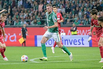 Marvin Ducksch läuft mit dem Ball am Fuß.