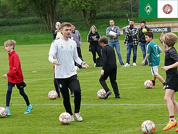 Auf dem Bild sieht man wie ein Referent des SVW ein Training mit Kindern leitet. Im Hintergrund stehen andere Trainer die dies analysieren.