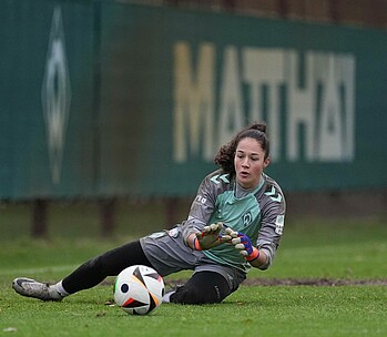 Livia Peng pariert einen Ball im Training.