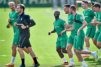 Keïta und Veljkovic joggen über den Trainingsplatz. 