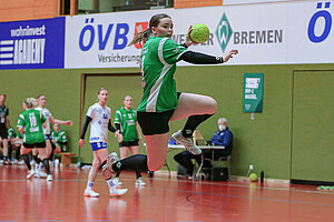 Mathilda Häberle (SV Werder Bremen, 19) beim Wurf, am Ball, Spielszene, Aktion, Action